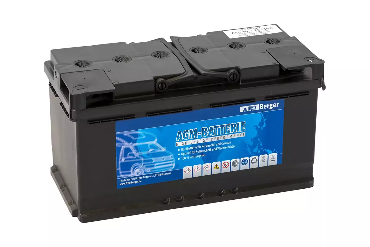 Schwarzes, rechteckiges Batteriegehäuse mit blauem Etikett 'AGM-BATTERIE', zwei oberen Anschlussklemmen und Klappgriffen