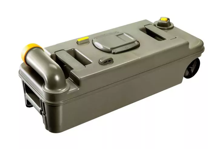 Rechteckiger olivgrüner Kunststoffbehälter mit Tragegriff links, gebogenem Rohr, ovaler Klappe oben, gelbem Verschluss und zwei kleinen Rädern rechts