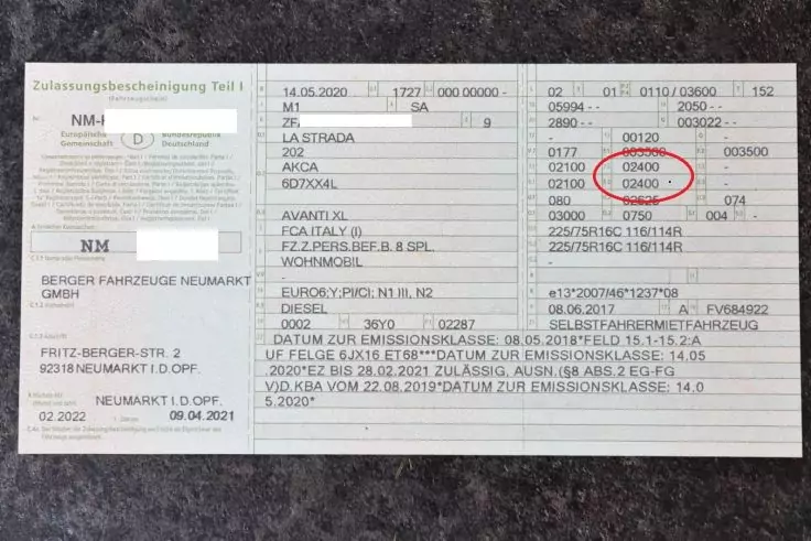 Zulassungsbescheinigung Teil I auf dunklem Untergrund, gedruckte Felder mit Fahrzeugdaten und Nummern; rechts ein roter Kreis um eine Zahl