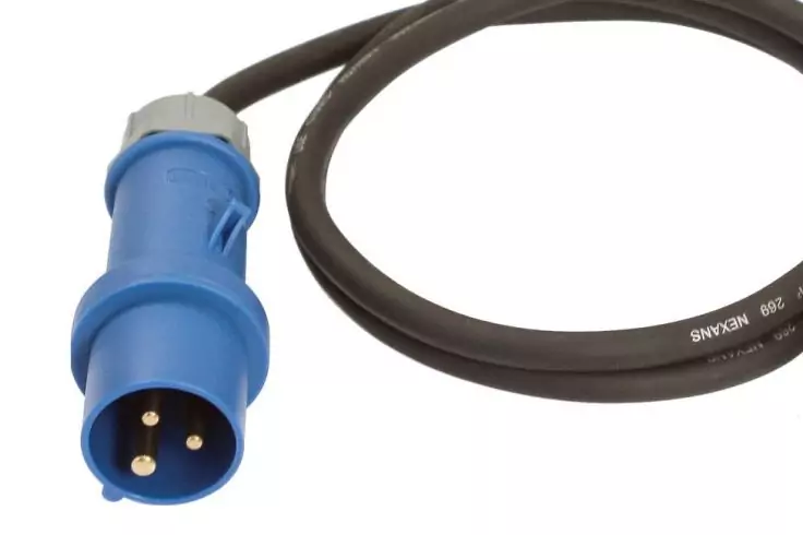 Blauer dreipoliger Stecker mit runden Metallkontakten an einem schwarzen Kabel vor weißem Hintergrund