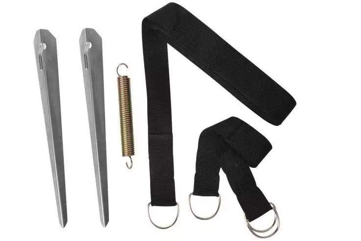Zwei lange Metallstifte, eine Metallzugfeder und zwei schwarze Stoffgurte mit Metall-D-Ringen auf weißem Hintergrund