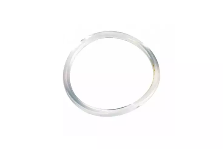 Runder silberner Metallring auf weißem Hintergrund