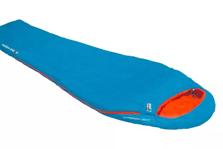 Blauer mumienschlafsack mit orangem Innenfutter, seitlichem Reißverschluss und weißem Etikett auf weißem Hintergrund