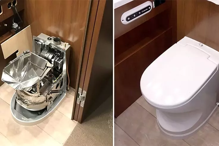 Links ein geöffneter Holzschrank mit einer zusammengefalteten glänzenden Metallschale und sichtbaren Scharnieren; rechts eine weiße Toilettenschüssel mit geschlossenem Deckel vor Holzverkleidung auf hellem Fliesenboden