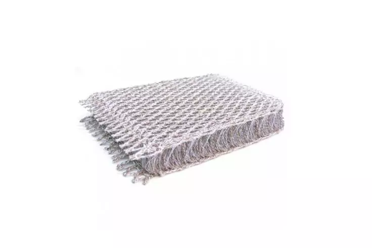 Gefaltetes graues, strukturiertes Tuch mit Fransen auf weißem Hintergrund