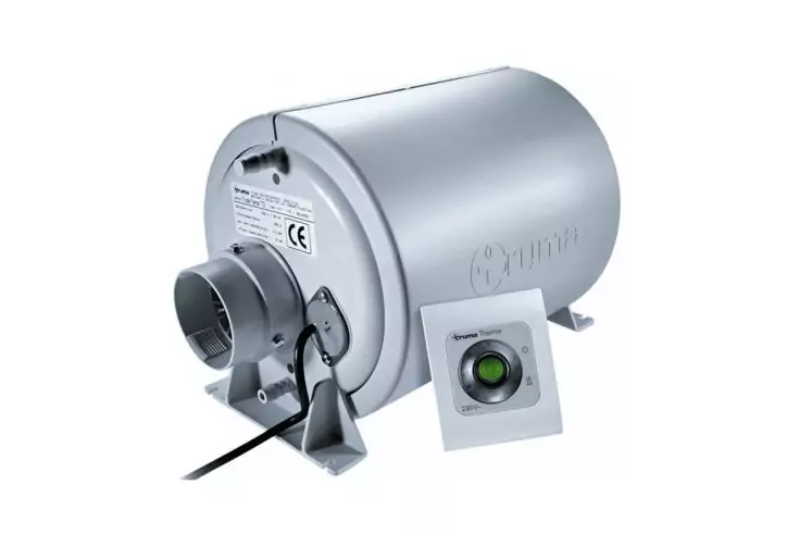 Silbernes zylindrisches Metallgehäuse mit runder Öffnung an einer Seite, befestigter Metallhalter, schwarzes Stromkabel, weißes quadratisches Bedienelement mit grünem Knopf davor