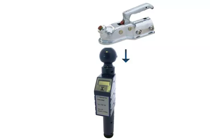 Weißer Hintergrund; oben silbernes Kupplungsmaul; darunter schwarzer senkrechter Griff mit Kugel oben und kleinem Display; blauer Pfeil zeigt von Kupplung zur Kugel