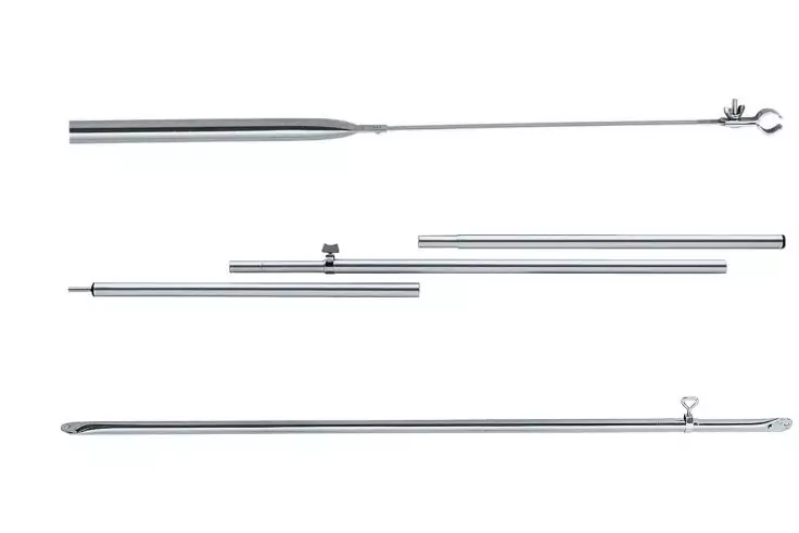 Mehrere silberne Metallstäbe unterschiedlicher Länge, teilweise in Segmente zerlegt, auf weißem Hintergrund