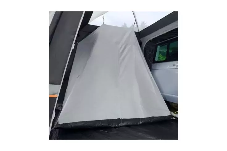 Grau-weißes Stoffzelt-Paneel mit schwarzem Boden; rechts ist Teil einer weißen Fahrzeugseite sichtbar