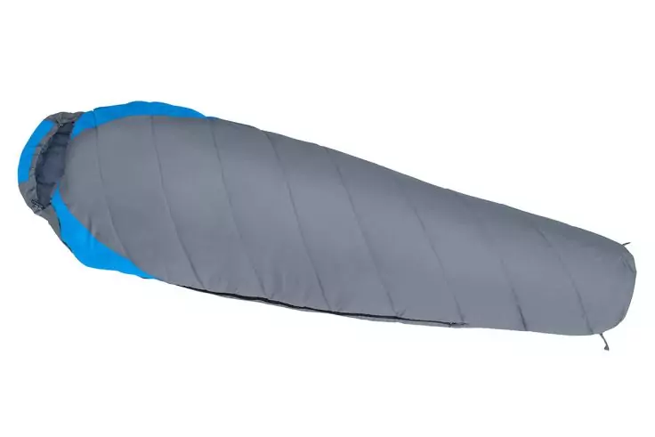 grauer mumienförmiger Schlafsack mit blauem Innenfutter auf weißem Hintergrund