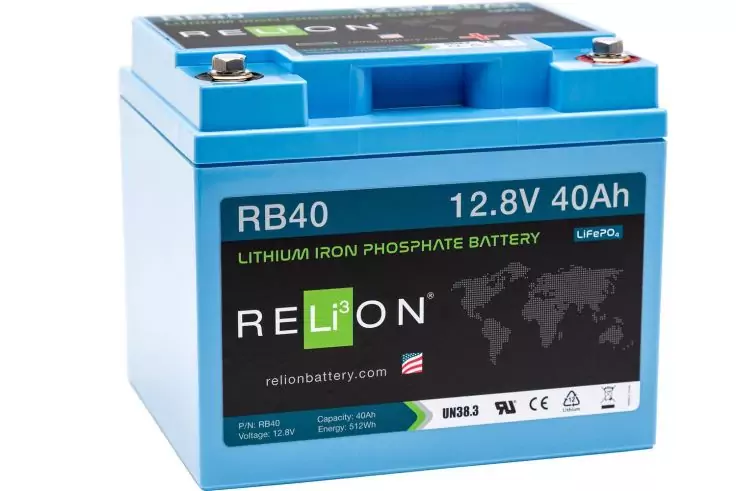 Blaues rechteckiges Batteriegehäuse mit zwei Metallpolklemmen oben und schwarzem Etikett mit Aufdruck RELiON RB40 12.8V 40Ah
