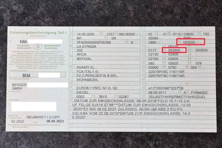 Vorderseite einer deutschen Zulassungsbescheinigung Teil I (Fahrzeugschein) mit gedruckten Fahrzeugdaten, mehreren ausgefüllten Feldern und zwei roten Markierungen