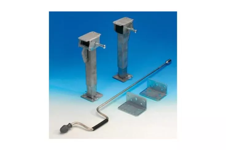 Zwei vertikale Metallstützen mit quadratischer Säule auf rechteckigen Bodenplatten, zwei flache rechteckige Metallwinkel und eine lange gebogene Metallstange mit schwarzem Griff auf blauem Hintergrund