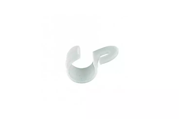 Weißer, C‑förmiger Kunststoffgegenstand mit kleinem Ösenansatz, auf weißem Hintergrund