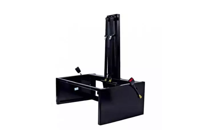 Schwarze Metallkonstruktion mit zwei flachen Seitenplatten, mittigem hohen vertikalen Mast und sichtbaren Hebeln