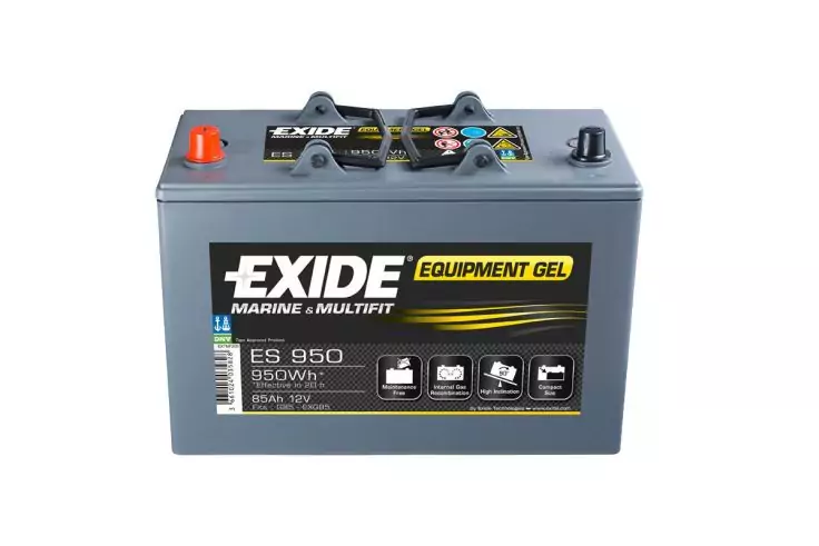 Graue rechteckige Batterie mit schwarzem ‚EXIDE‘-Label und gelbem ‚Equipment Gel‘-Schriftzug, Aufdruck ‚ES 950 950Wh‘, zwei Pole oben (rot und schwarz) und gelber Tragegurt, auf weißem Hintergrund