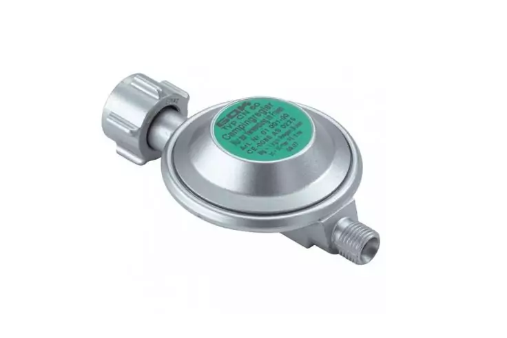 Runder silberner Gasregler mit grünem Etikett, Kupplung links und Gewindeanschluss rechts vor weißem Hintergrund