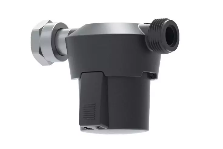 Graues Metallüberwurfelement links und schwarzer Kunststoffkörper mit zwei Gewindeanschlüssen, zylindrischer oberer Teil und rechteckiger unterer Teil, auf weißem Hintergrund