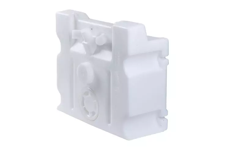 Weißer geformter Schaumstoffblock mit Aussparungen und Vorsprüngen auf weißem Hintergrund