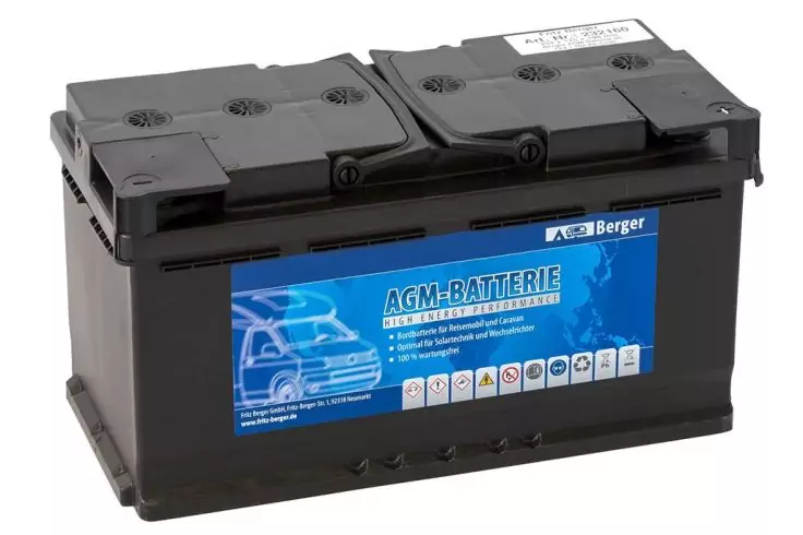 Schwarze rechteckige Batterie mit blauem Etikett mit der Aufschrift 'AGM-BATTERIE', weißer Auto-Silhouette und mehreren kleinen Symbolen
