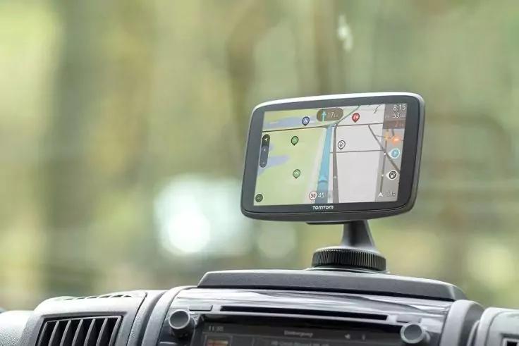 Tragbares Navigationsger&auml;t auf dem Armaturenbrett eines Fahrzeugs, Bildschirm zeigt eine Karte