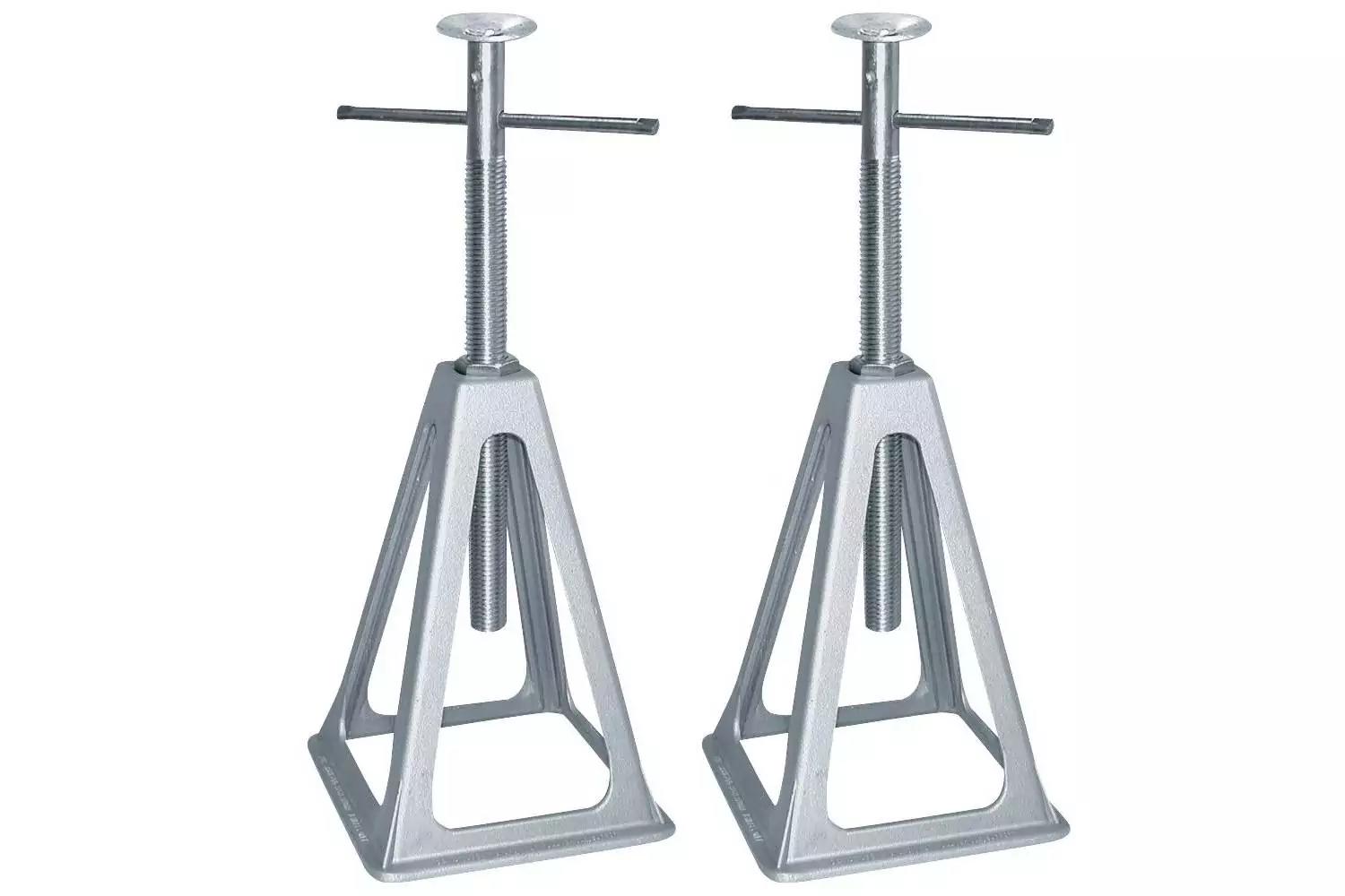 Zwei silberne Metallst&auml;nder nebeneinander, dreieckige Basen und verschraubte Stangen mit Quergriff, auf wei&szlig;em Hintergrund