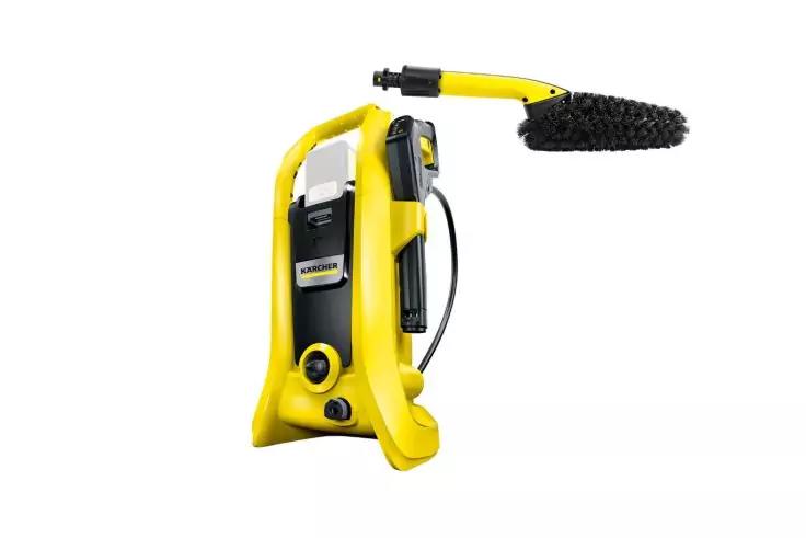 Tragbares gelbes Reinigungsger&auml;t mit langem schwarzem runden B&uuml;rstenaufsatz, Schlauch und Handgriff