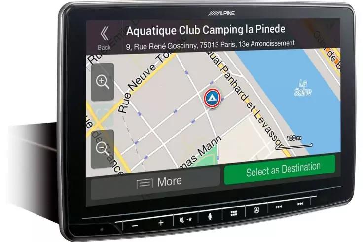 Schwarzes Navigationsger&auml;t mit Kartenanzeige, Standortmarkierung, Text &sbquo;Aquatique Club Camping la Pinede&lsquo; und Adresse &sbquo;9, Rue Ren&eacute; Goscinny, 75013 Paris&lsquo;, blaues Wasserfeld und Schaltfl&auml;chen &sbquo;More&lsquo; und &sbquo;Select as Destination&lsquo;