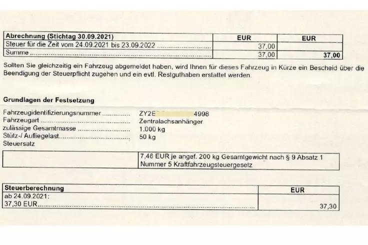 Gedrucktes Formular mit Tabellenzeilen. &Uuml;berschrift 'Abrechnung (Stichtag 30.09.2021)'. Zeile 'Steuer f&uuml;r die Zeit vom 24.09.2021 bis 23.09.2022' mit Betrag '37,00 EUR'. Abschnitt 'Grundlagen der Festsetzung' mit Fahrzeugdaten und Abschnitt 'Steuerbe