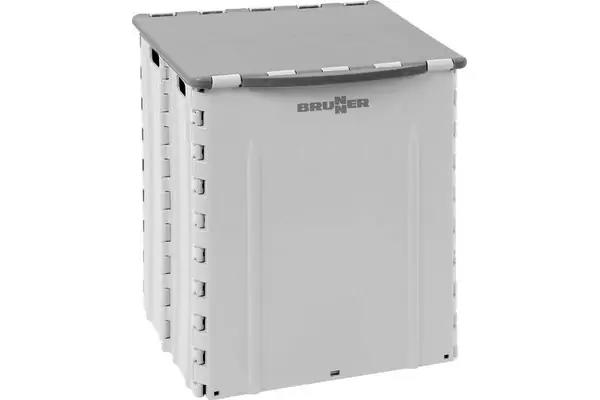 Grauer, rechteckiger Kasten mit flachem Deckel, vertikalen rechteckigen Aussparungen an einer Seite und kleinem Logo auf der Vorderseite