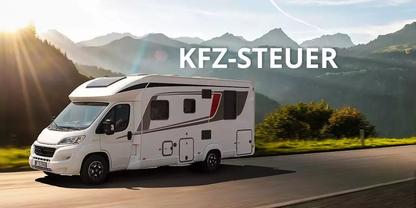 Wei&szlig;es Wohnmobil auf einer Stra&szlig;e, Sonnenblendung links, Berge und gr&uuml;ne H&uuml;gel im Hintergrund, Schriftzug "KFZ-STEUER" oben
