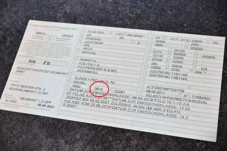 Schr&auml;g liegendes wei&szlig;es Formular mit gedrucktem Text, Spalten und Zahlen auf dunklem Untergrund; rote Kreis-Markierung um die Zahl '3010'