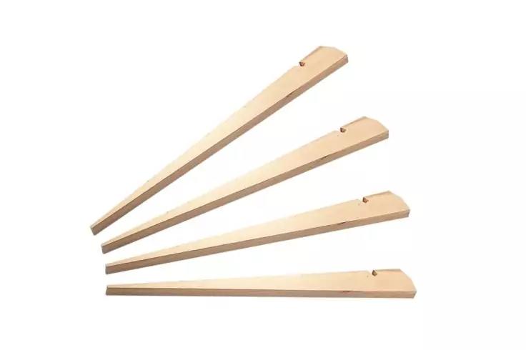 Vier hellbraune h&ouml;lzerne Keile, spitz zulaufend, jeweils mit kleinem Loch am dicken Ende, f&auml;cherf&ouml;rmig auf wei&szlig;em Hintergrund angeordnet