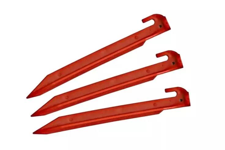 Drei rote, spitze Kunststoffteile mit einem Haken an einem Ende auf wei&szlig;em Hintergrund