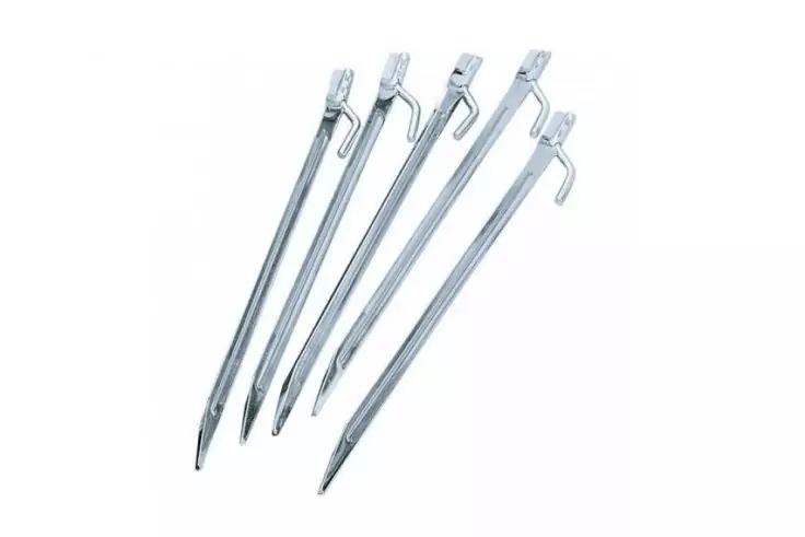 F&uuml;nf silberne Metallheringe mit Haken oben und spitzen Enden auf wei&szlig;em Hintergrund