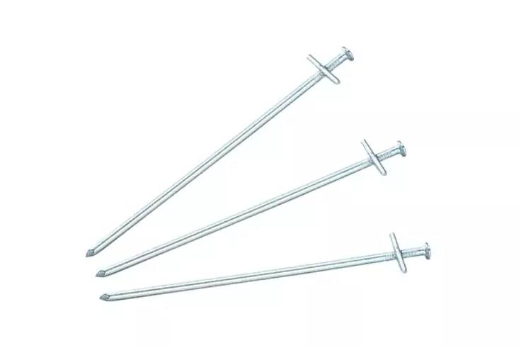 Drei metallische N&auml;gel mit T-f&ouml;rmigen K&ouml;pfen auf wei&szlig;em Hintergrund