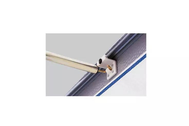 Wei&szlig;e Kunststoffhalterung an einer Kante, in der eine d&uuml;nne goldfarbene Metallstange steckt; darunter sichtbarer wei&szlig;er Stoff mit blauem Rand