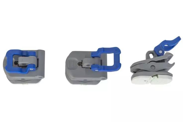 Drei graue Kunststoffteile mit blauen Hebeln, jeweils aus unterschiedlichen Perspektiven auf wei&szlig;em Hintergrund