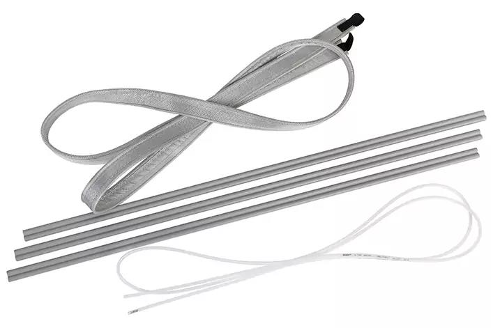 Drei d&uuml;nne silberne St&auml;be liegen parallel. Dar&uuml;ber ein silbernes flaches Band in einer Schlaufe mit zwei schwarzen Endst&uuml;cken, daneben ein d&uuml;nnes transparentes Band in einer Schlaufe