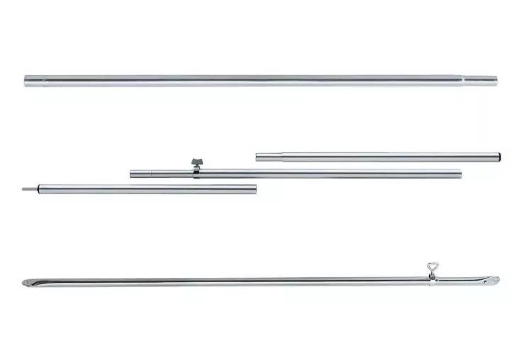 Mehrere silberne Metallstangen und -teile unterschiedlicher L&auml;nge, teils mit kleinen Klemmen oder einem Ring, horizontal auf wei&szlig;em Hintergrund angeordnet