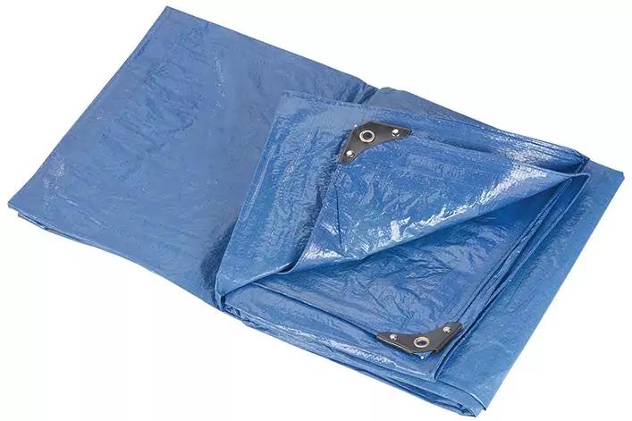 Gefaltete blaue Plane aus Kunststoff mit sichtbaren Metallösen