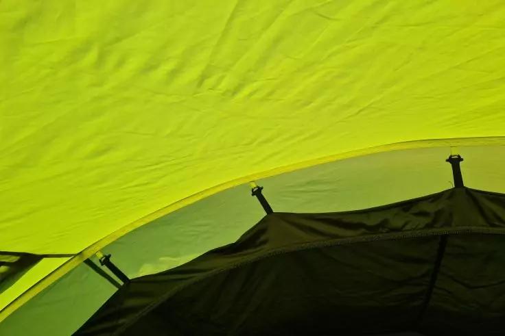 Gelbgr&uuml;nes Zeltdach mit gebogener Naht, halbtransparentem Fenster, drei schwarzen Befestigungsclips und dunkler Innenfl&auml;che