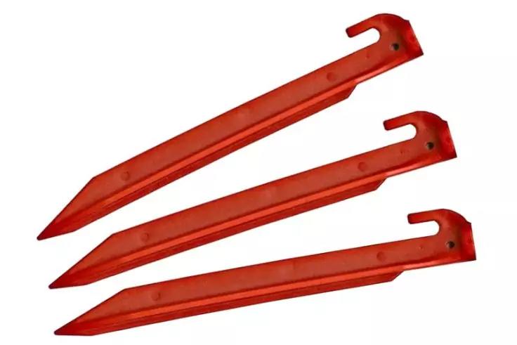 Drei rote, l&auml;ngliche Kunststoffteile mit spitzem Ende und Haken am anderen Ende auf wei&szlig;em Hintergrund