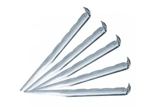 F&uuml;nf metallische N&auml;gel mit gebogenen K&ouml;pfen f&auml;cherf&ouml;rmig auf wei&szlig;em Hintergrund