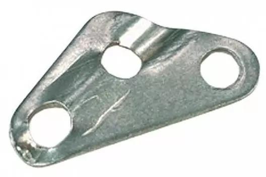 Vlak driehoekig metalen plaatje met twee ronde gaten en &eacute;&eacute;n ovaal gat, zilverkleurig glanzend oppervlak