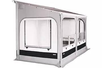 Wei&szlig;-graue zeltartige Textilstruktur mit drei gro&szlig;en transparenten Fenstern, schwarzem Streifen unten, geneigtem Dach und sichtbarem Metallrahmen