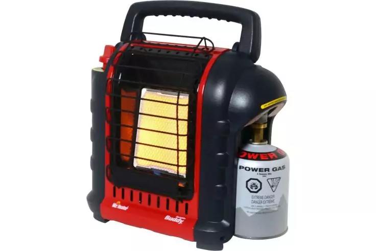 Schwarz-roter Gasheizer mit Griff oben, Metallgitter vorne, orange gl&uuml;hende Brenner und angeschlossene graue Gaskartusche mit Aufschrift "POWER GAS"