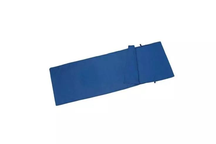 Opgevouwen blauw rechthoekig mat met zwarte elastiek op witte achtergrond