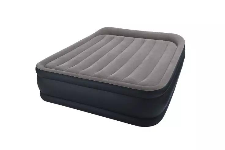 Matelas pneumatique rectangulaire gris gonfl&eacute;, surface de couchage gris clair matelass&eacute;e horizontalement et base fonc&eacute;e en deux couches sur fond blanc