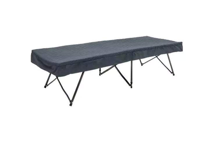 Lit de camp gris avec matelas recouvert sur un cadre m&eacute;tallique pliant noir